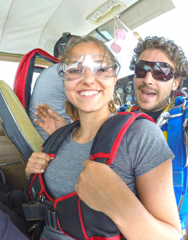 jeune-femme-montee-en-avion-avant-saut-en-parachute-pres-lyon