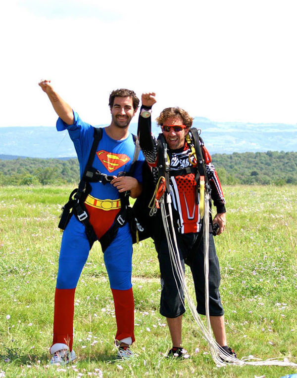 saut-en-parachute-deguise-en-superman-pour-evjh