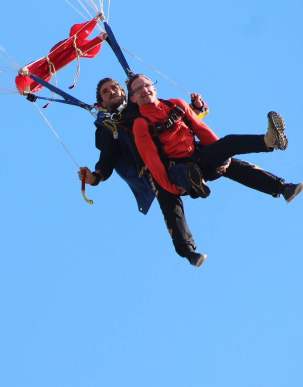 tandem-parachute-en-vol-sous-voile-avant-atterrissage-aerodrome-lanas-ardeche